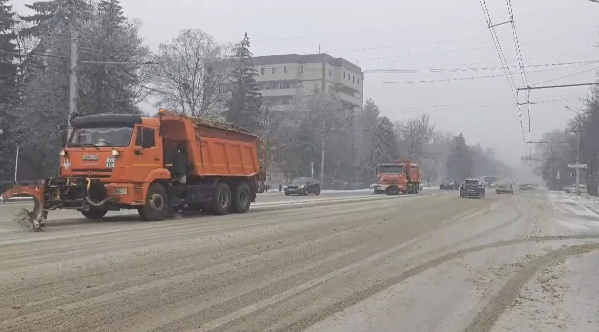 Дороги и тротуары Ставрополя обрабатывают и чистят после снегопада