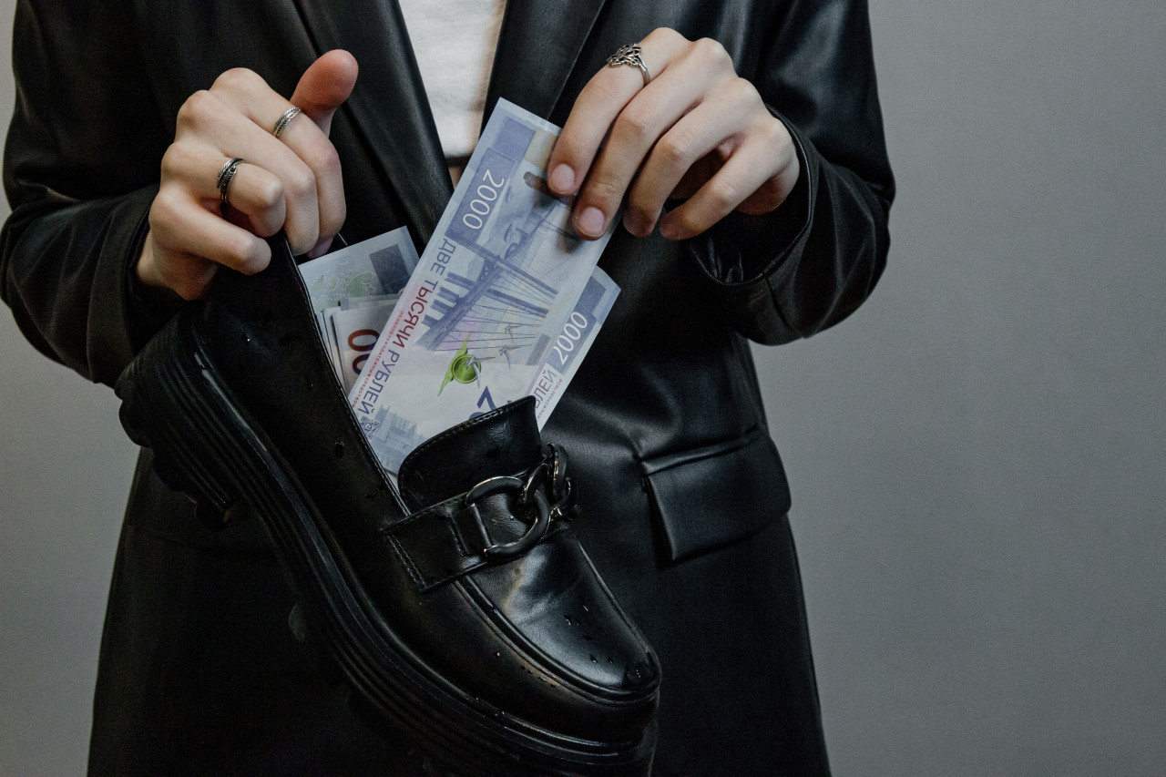 Мошенники украли у ставропольчанки 700 тысяч рублей под предлогом оформления рабочей визы