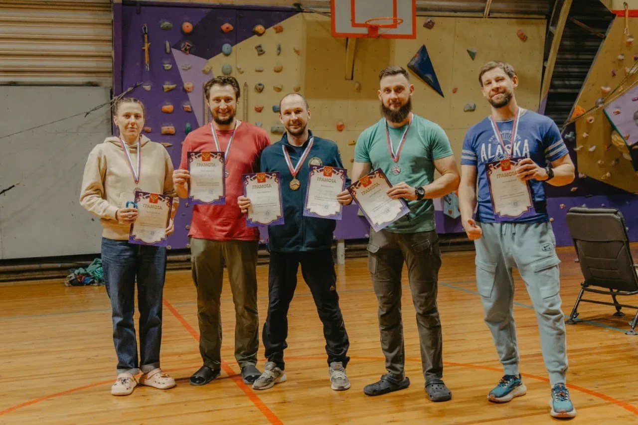 Спасатели Ставрополя выиграли на городском чемпионате по альпинизму в скальном классе
