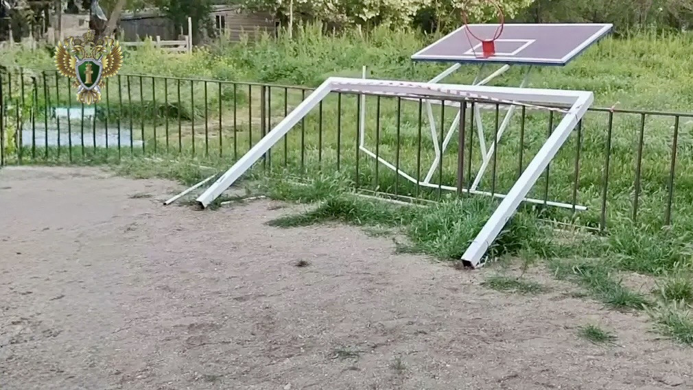 11-летнего мальчика насмерть придавило воротами для мини-футбола в Буденновском округе 11-летнего мальчика насмерть придавило воротами для мини-футбола в Буденновском округе