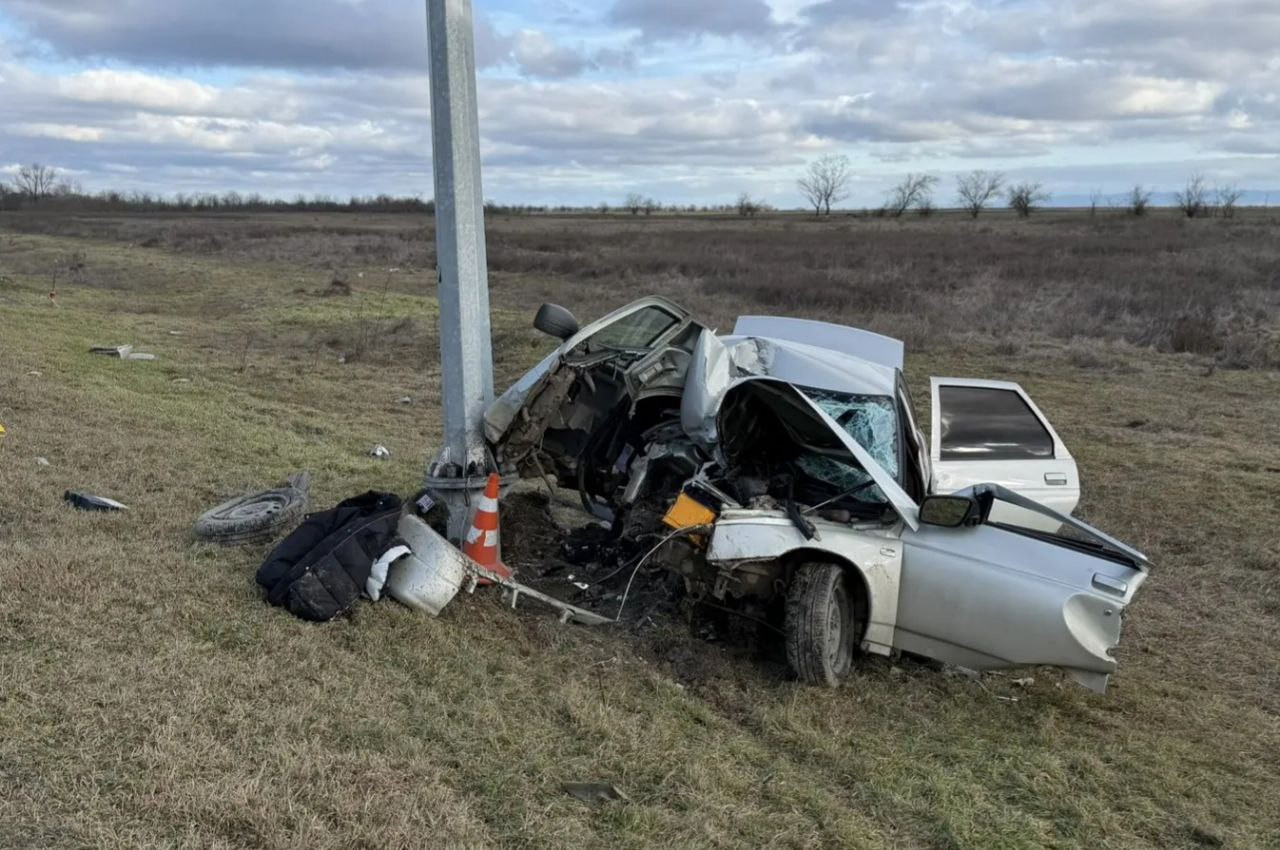 25-летний водитель автомобиля врезался в столб и погиб в Курском округе
