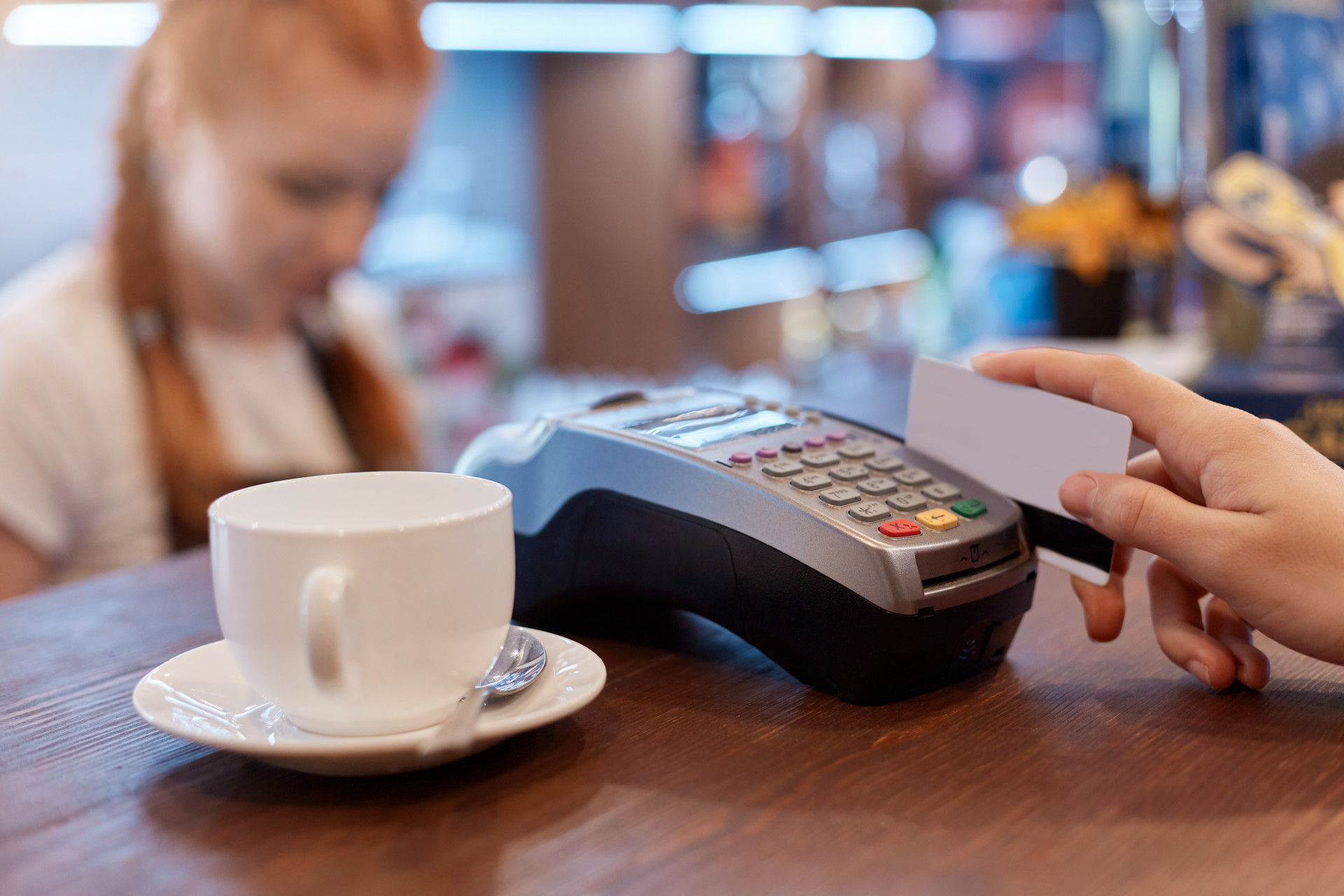 В Ставрополе мужчина украл деньги и пустую банковскую карту из кассы кофейни