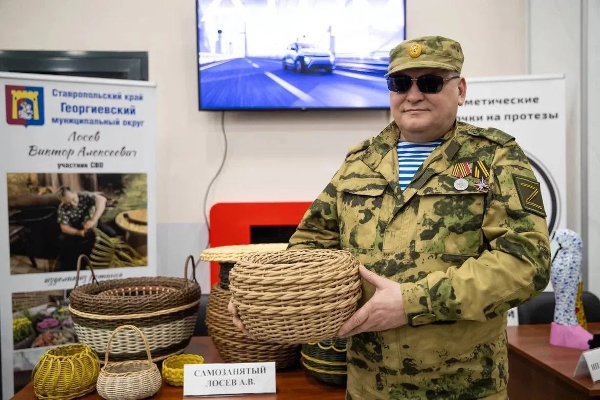 Незрячий ветеран СВО из Георгиевска освоил плетение из ротанга