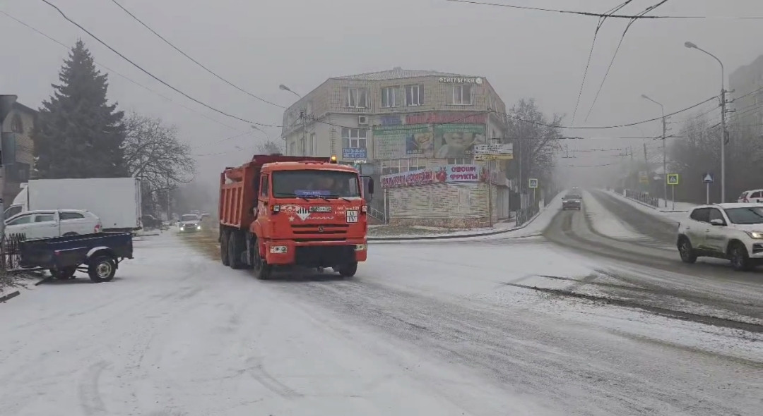 Больше 300 тонн песка и соли рассыпали в Ставрополе для борьбы с гололедом 27 февраля