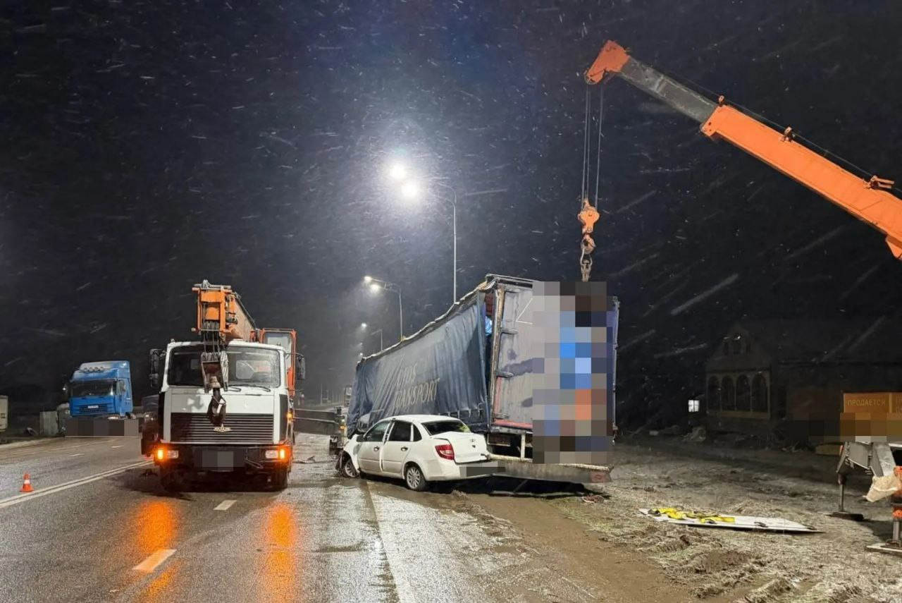 Пешехода ударило опорной "лапой" подъемного крана в Буденновском округе