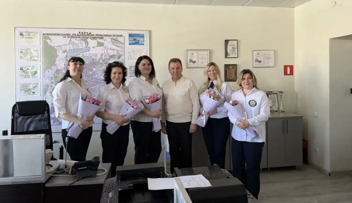 Глава Ставрополя поздравил женщин-диспетчеров службы спасения с 8 Марта