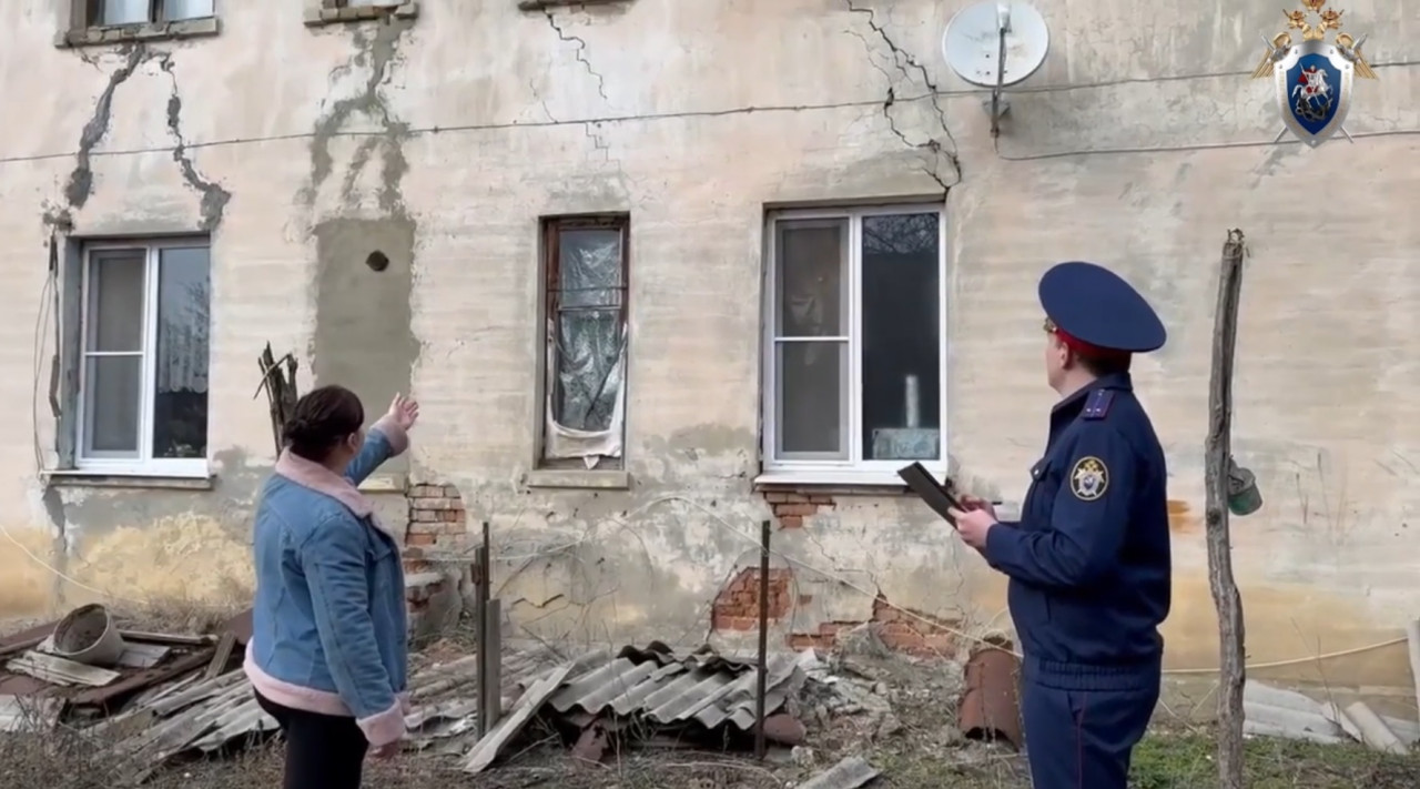 В селе Марьины Колодцы на Ставрополье люди живут в почти полностью разрушенном доме