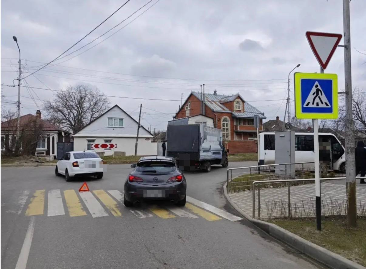 В Ставрополе маршрутчик с пассажирами в салоне врезался в три машины