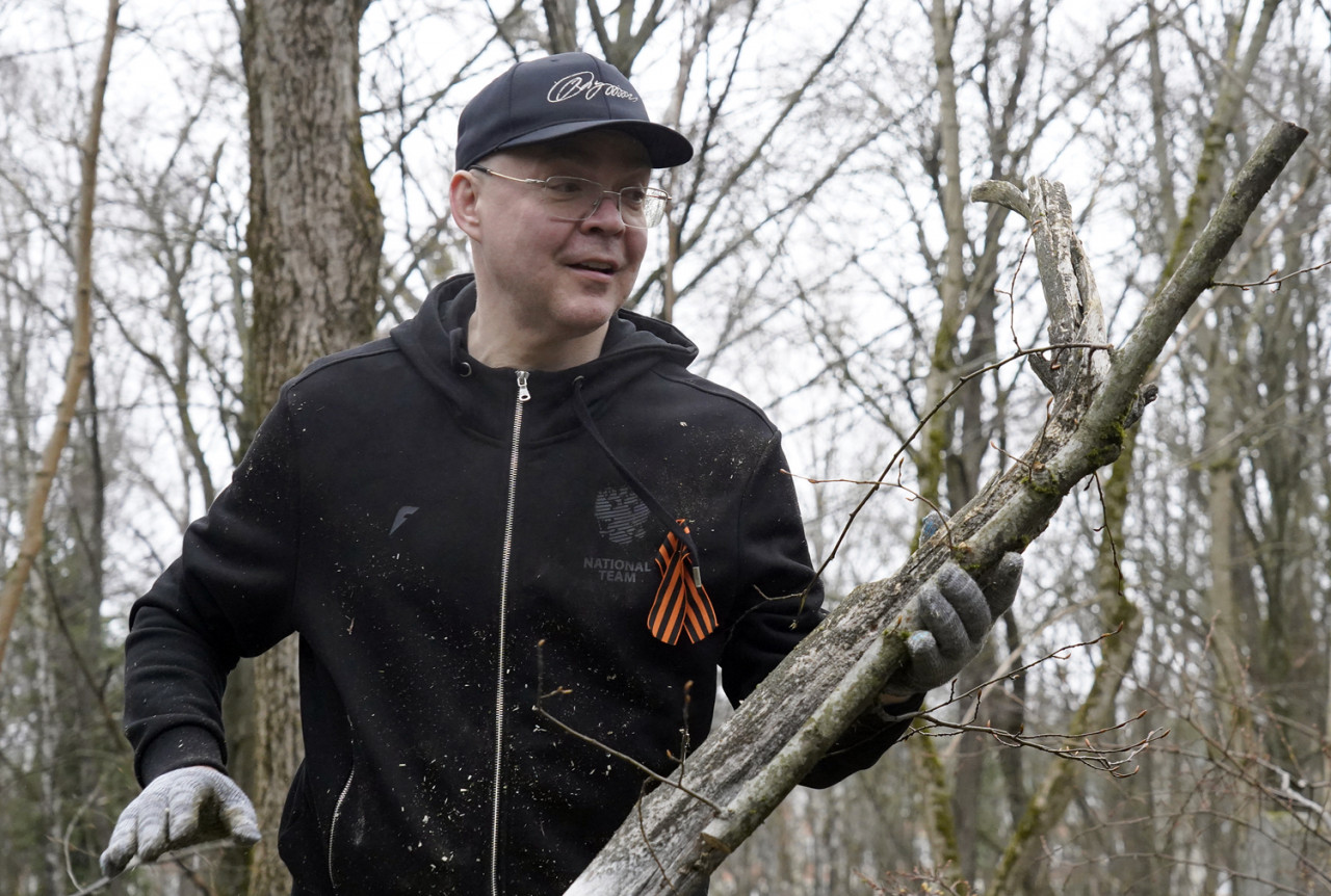Губернатор Владимиров присоединился к уборке на Даниловском кладбище в Ставрополе Губернатор Владимиров присоединился к уборке на Даниловском кладбище в Ставрополе