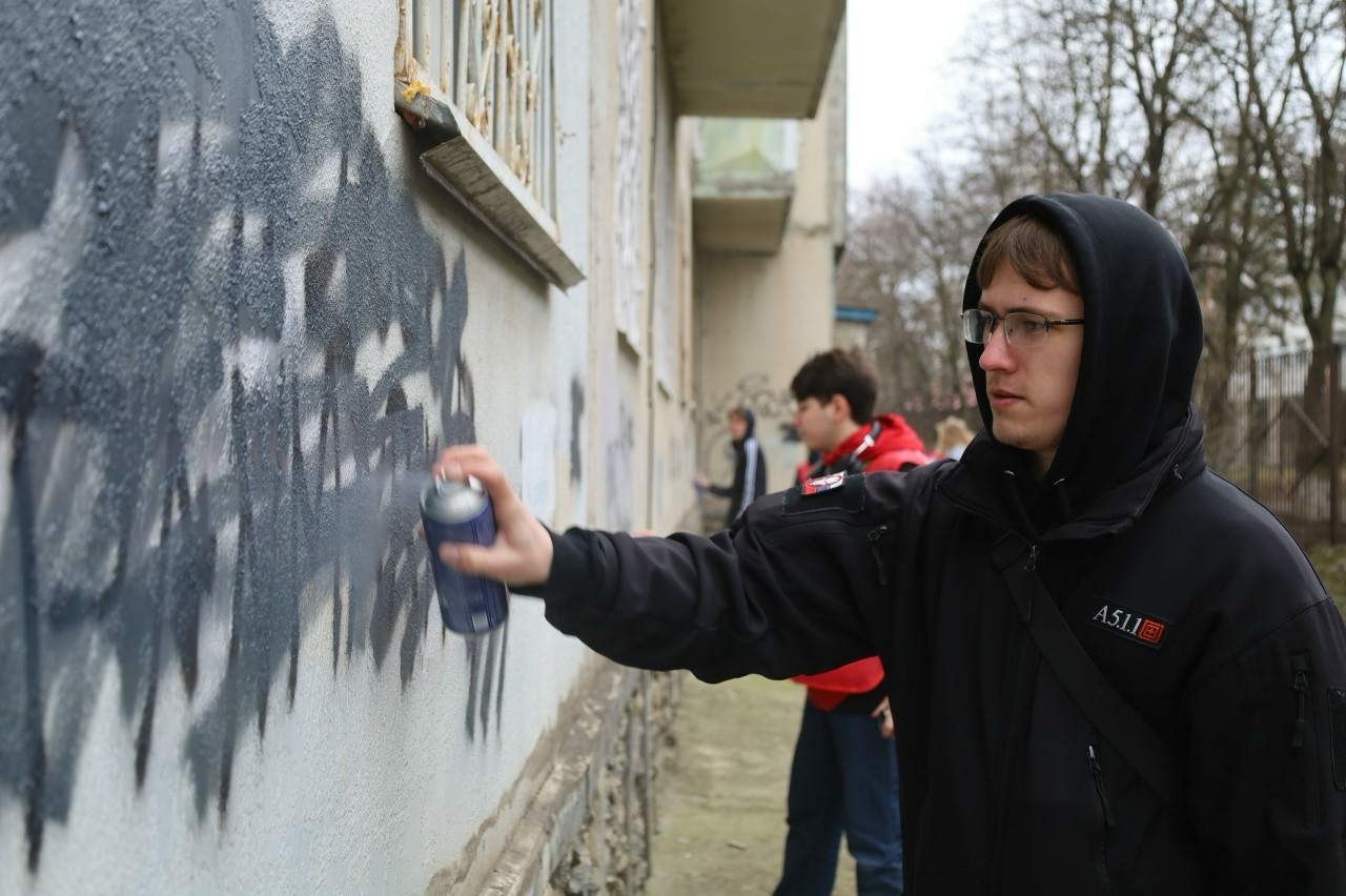 Ставропольские активисты убрали больше сотни наркореклам со стен домов