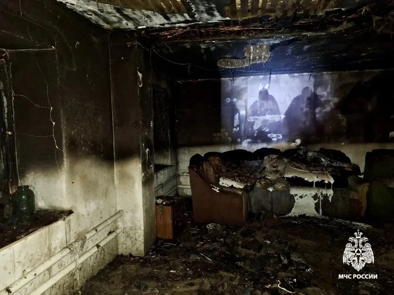 Поджог мог стать причиной возгорания дома в селе Константиновском Поджог мог стать причиной возгорания дома в селе Константиновском