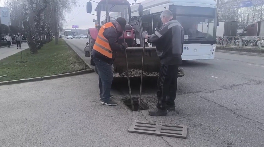 Ливневки прочищают и ремонтируют в Ставрополе перед паводками Ливневки прочищают и ремонтируют в Ставрополе перед паводками
