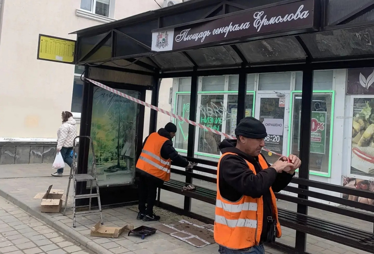 Вандалы повредили больше сотни остановок в Ставрополе