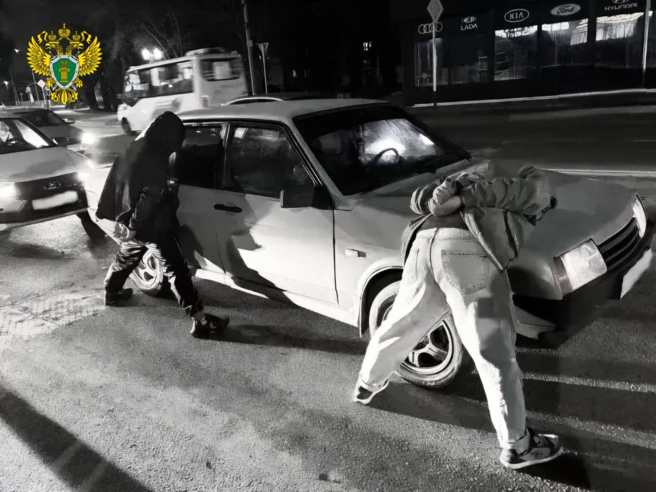 В Невинномысске трое отобрали деньги у мужчины, который помог им купить алкоголь В Невинномысске трое отобрали деньги у мужчины, который помог им купить алкоголь