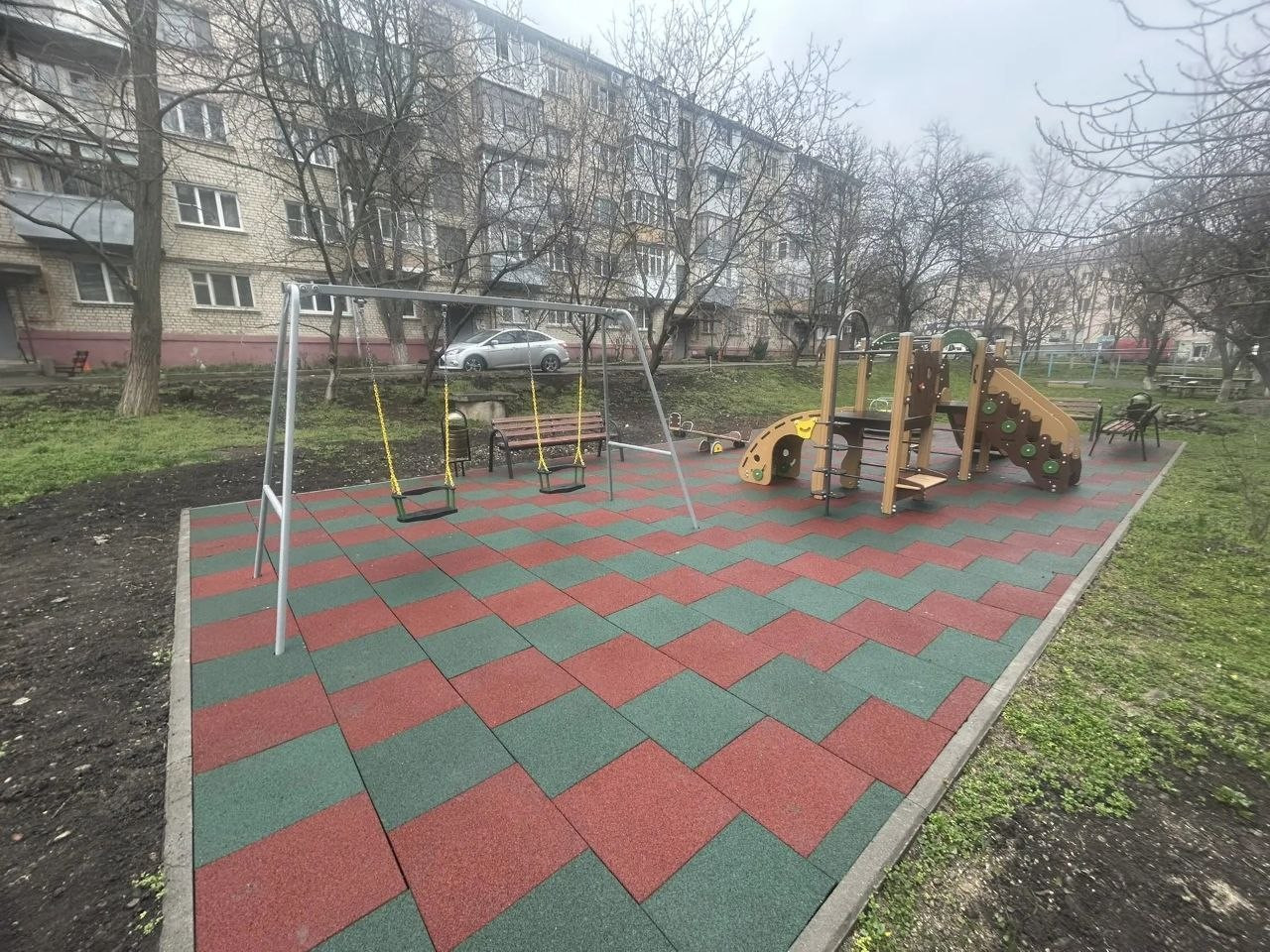 В Ленинском районе Ставрополя отремонтировали сразу три детские площадки