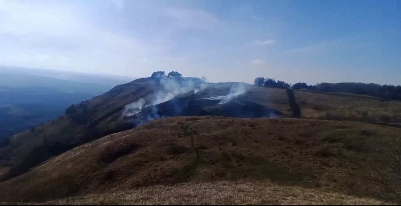 Гектар горящего сухостоя потушили у горы Малое Седло в Кисловодске