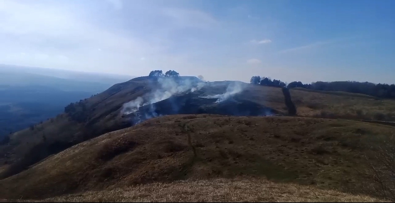 Гектар горящего сухостоя потушили у горы Малое Седло в Кисловодске