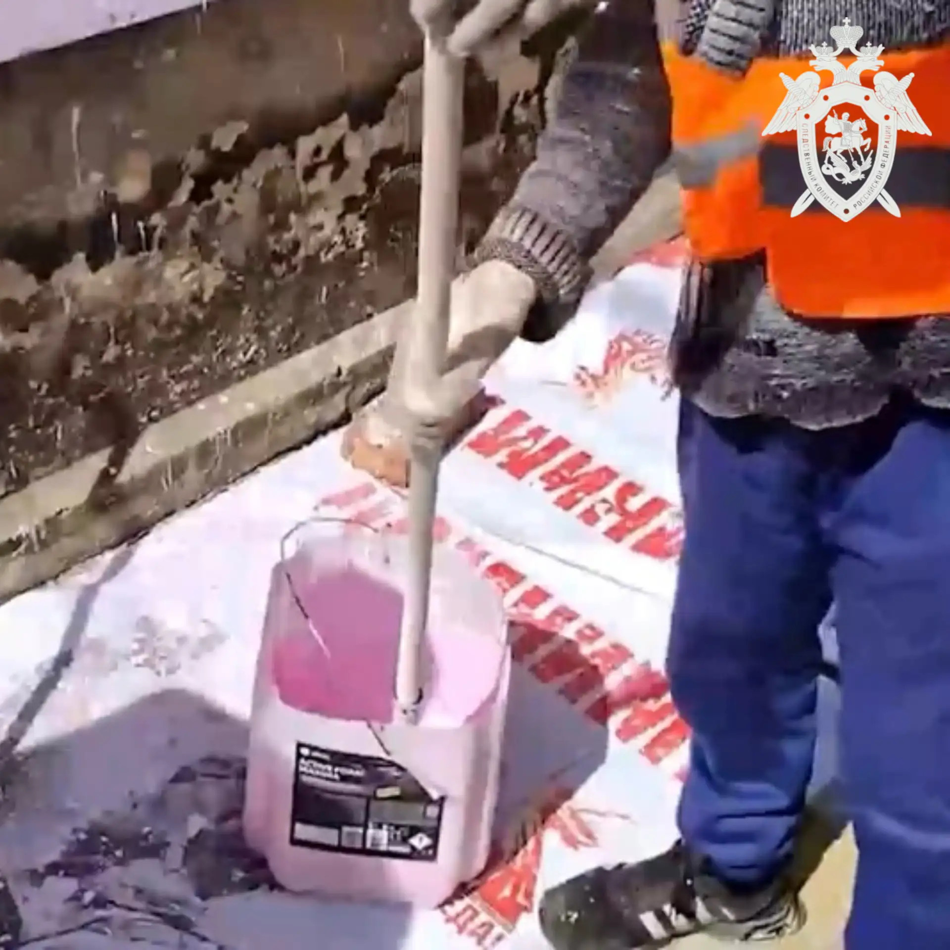 В Ставрополе рабочие использовали плакаты к 80‑летию Победы как подстилку