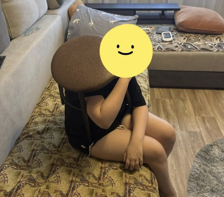 Юная астраханка застряла в табуретке во время игры