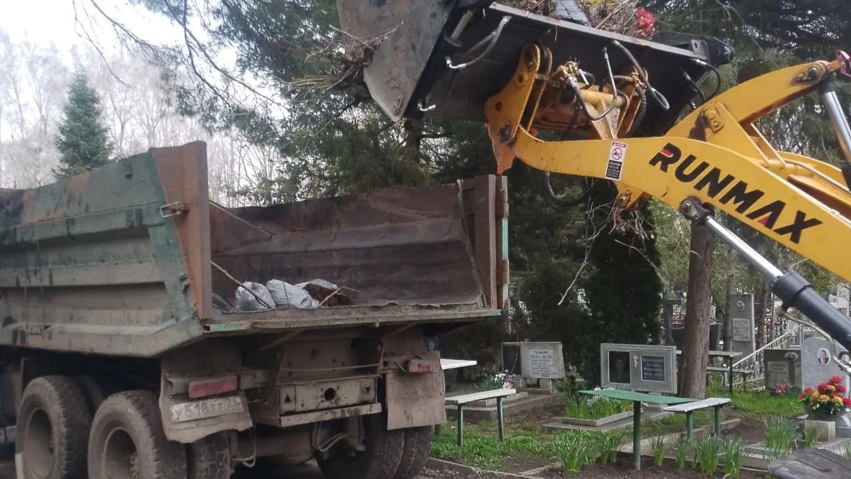 С кладбищ Ставрополя вывезли больше 650 тонн мусора перед Пасхой