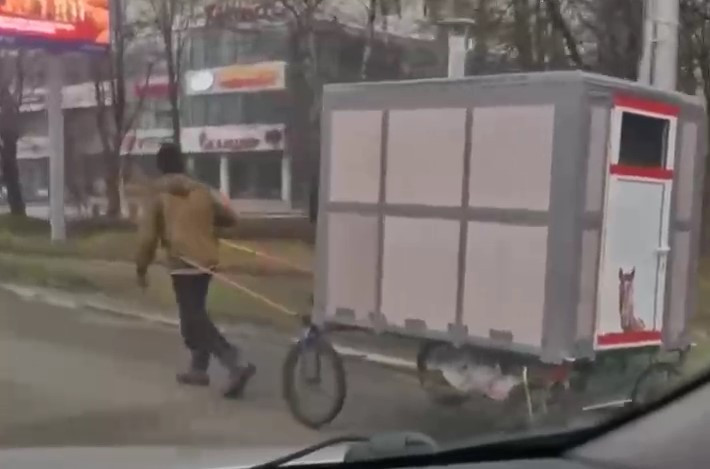 Ставрополец отправился пешком в Бразилию с повозкой весом 300 кг