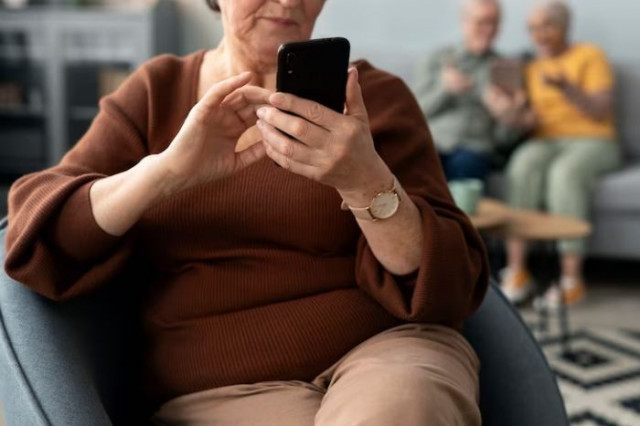 Пенсионерка из Саратова поймала мошенников с помощью тетрадных листов