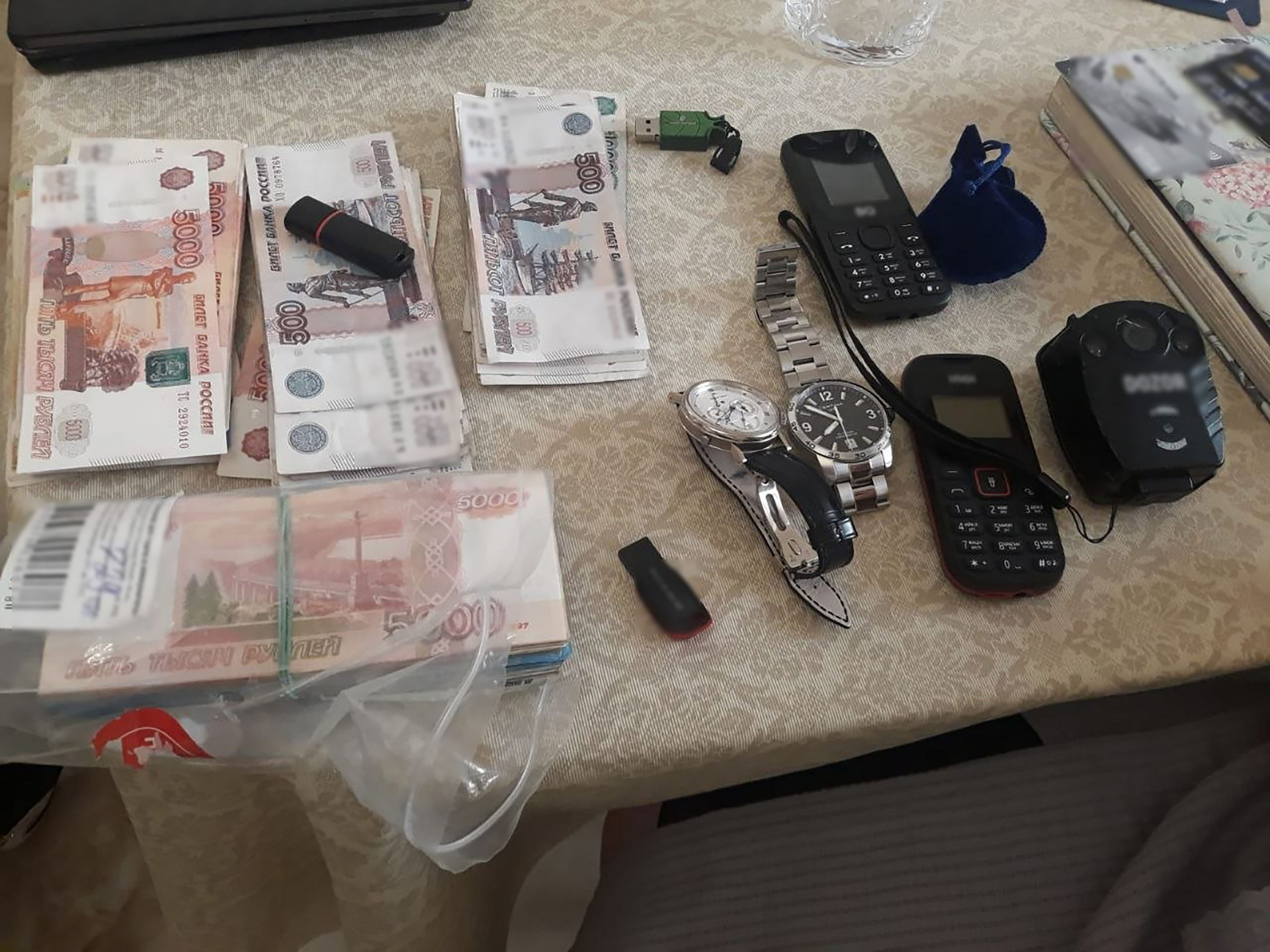 Пятигорских полицейских посадили за взятки Пятигорских полицейских посадили за взятки