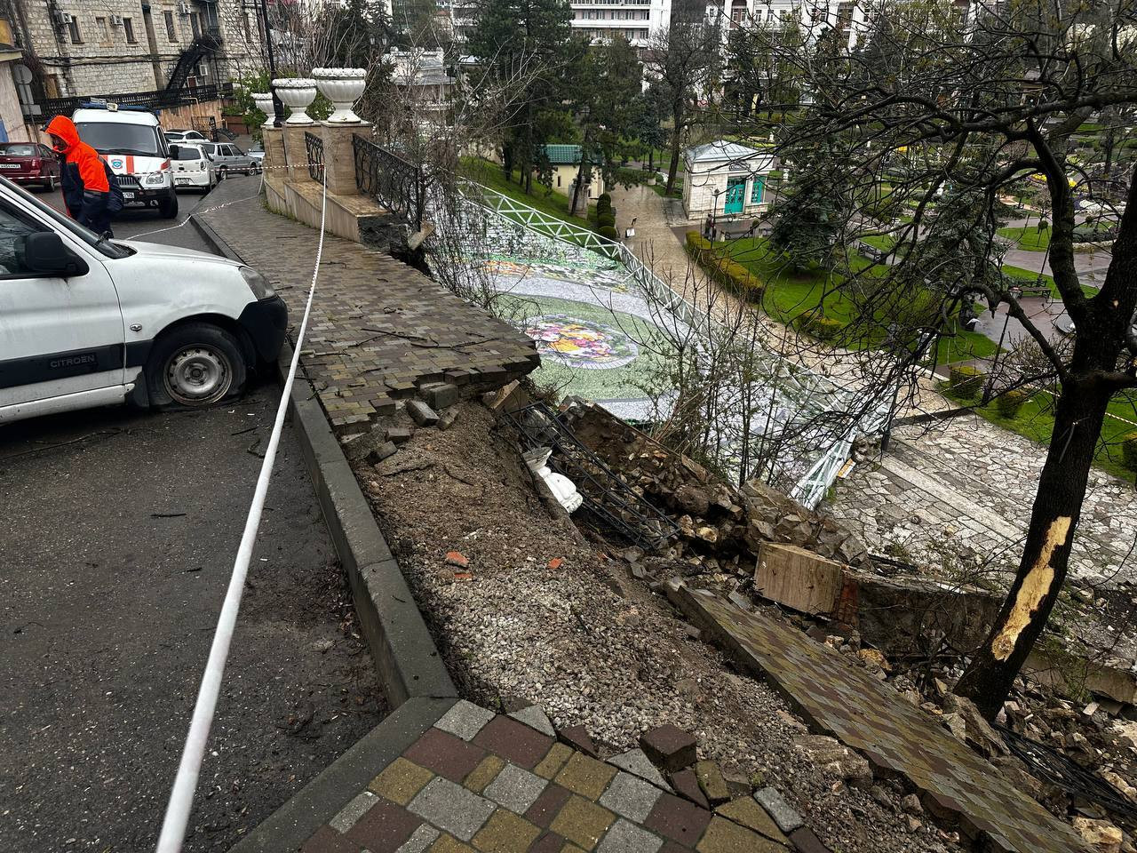 Часть подпорной стены и тротуара рухнула в Пятигорске из-за дождей