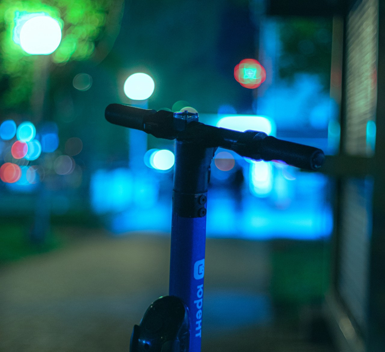 12 электросамокатов сбросил в реку неизвестный в Сочи