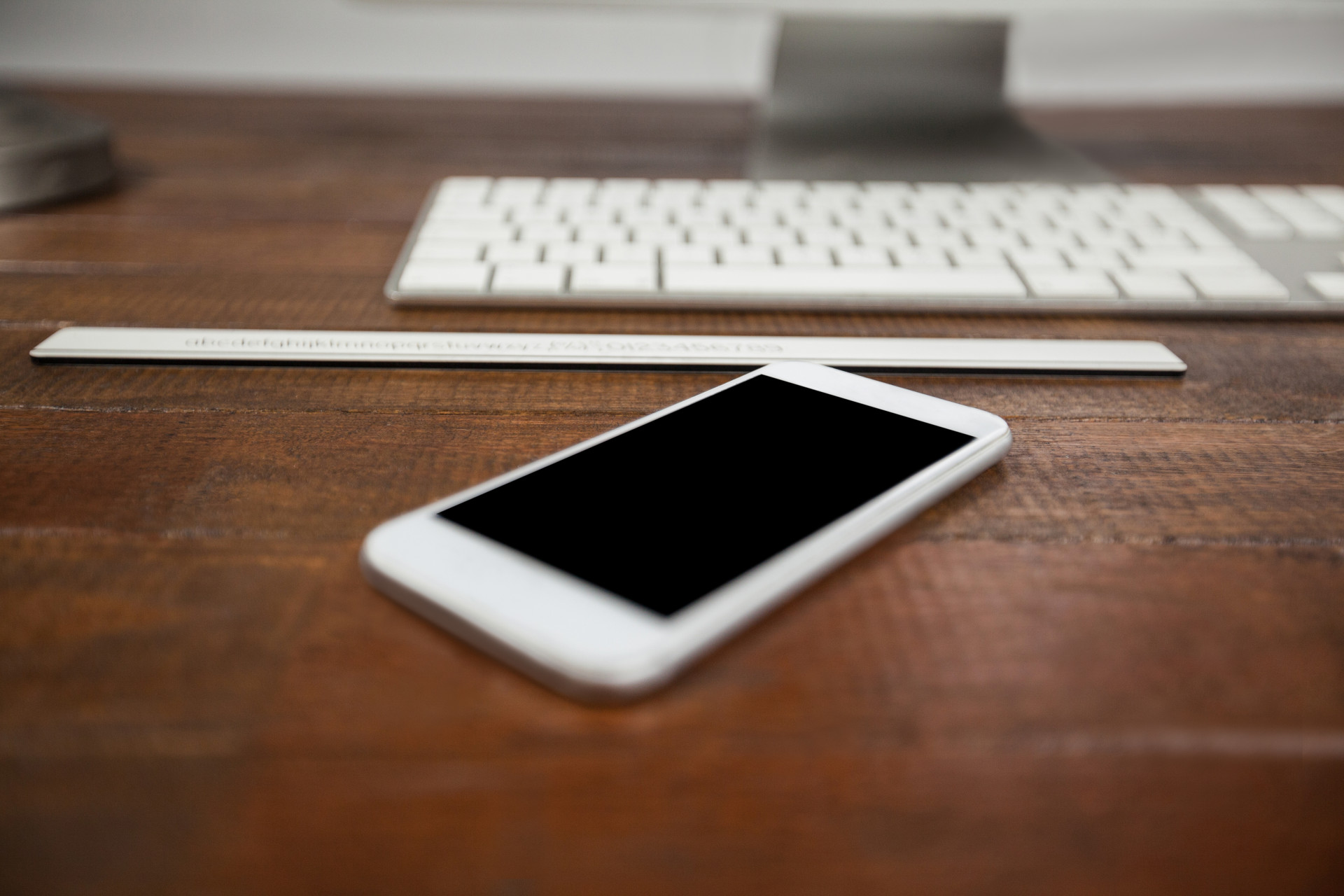 Три смартфона украли парни у коллег в раздевалке на Ставрополье