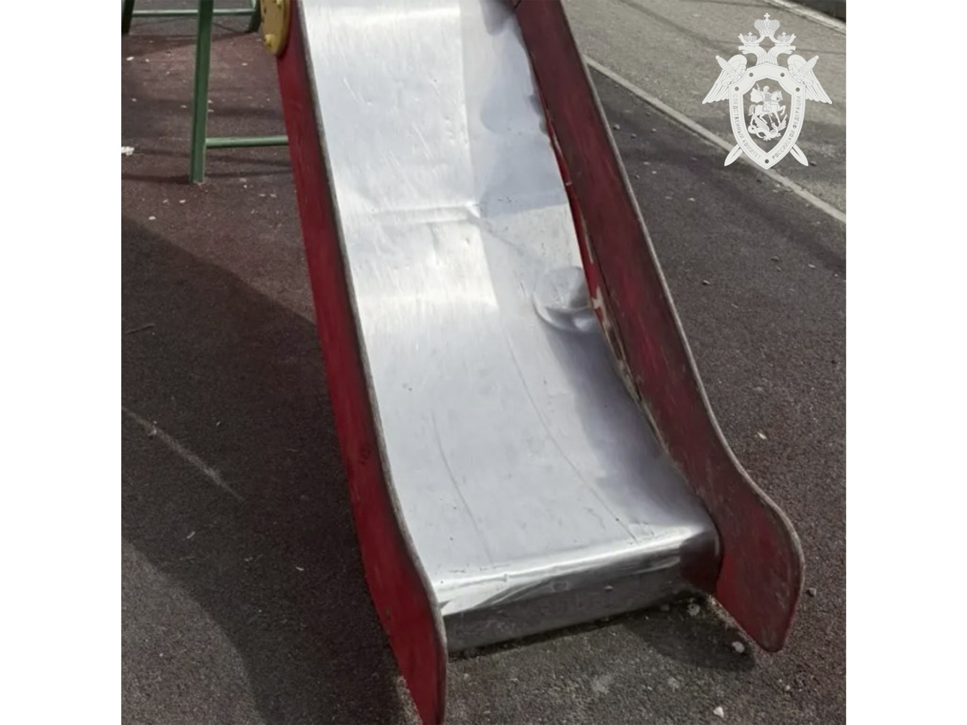 4-летний мальчик потерял фалангу пальца при катании на горке в Пятигорске