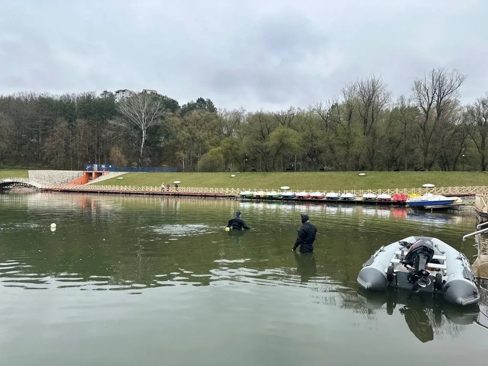 Пакеты и кирпичи достают из Старого озера в Кисловодске