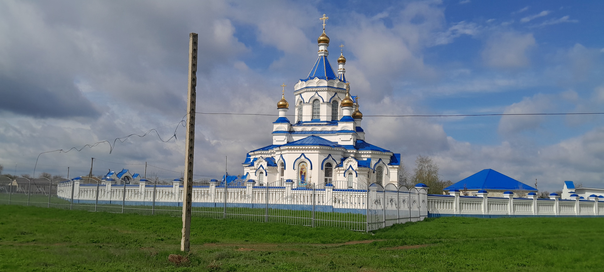 Территорию у храма Николая Чудотворца облагородили в селе Сотниковском