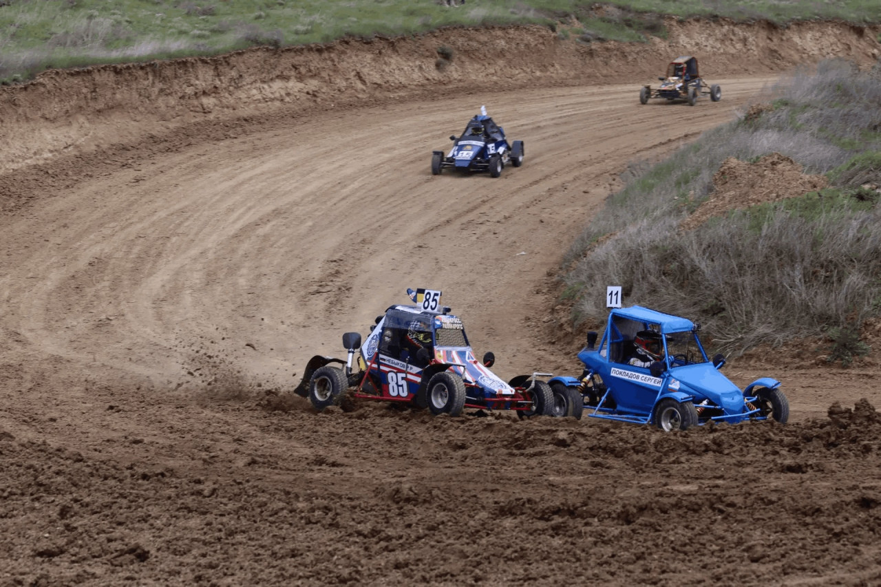 Гонщики из Михайловска лидируют на чемпионате края по автокроссу