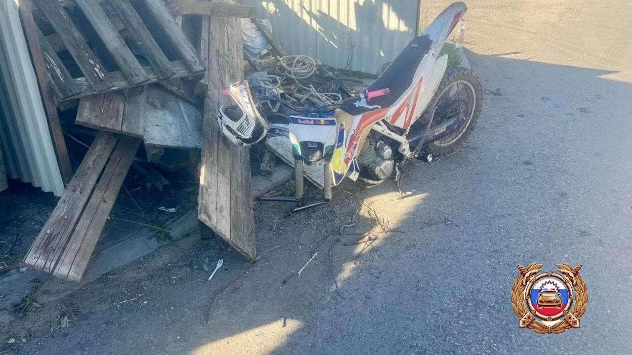 Подросток на питбайке влетел в стройматериалы и перевернулся на Ставрополье
