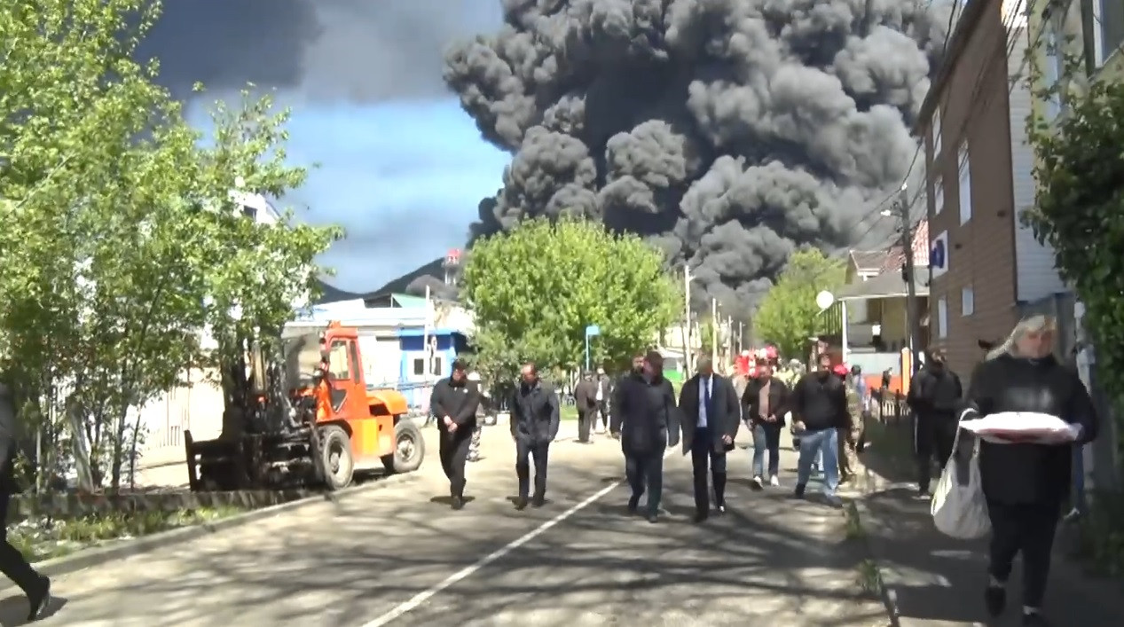 В Туапсе борются с последствиями атак дронов на нефтеперерабатывающий завод