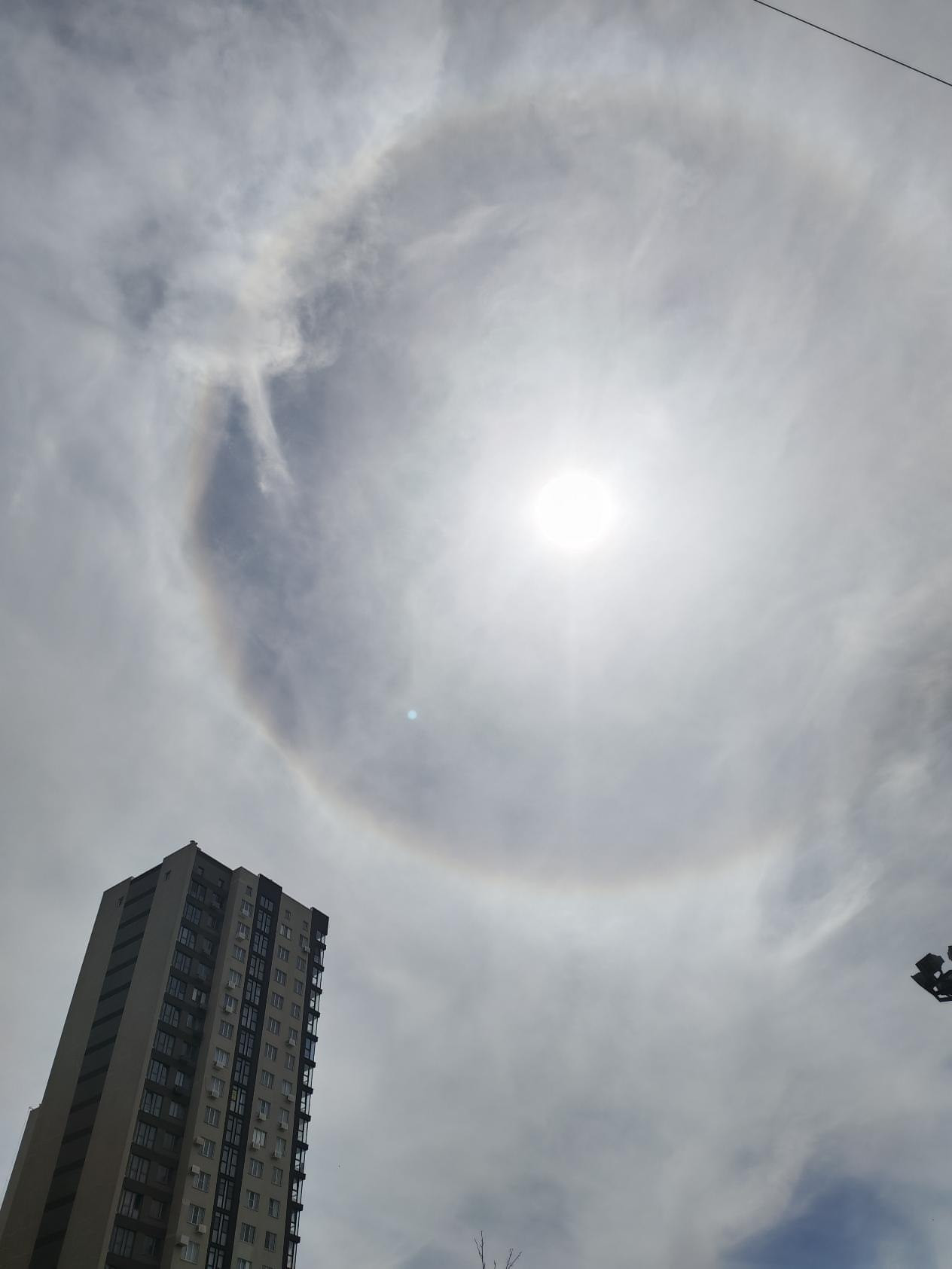 Светящееся кольцо вокруг солнца заметили жители Ставрополя