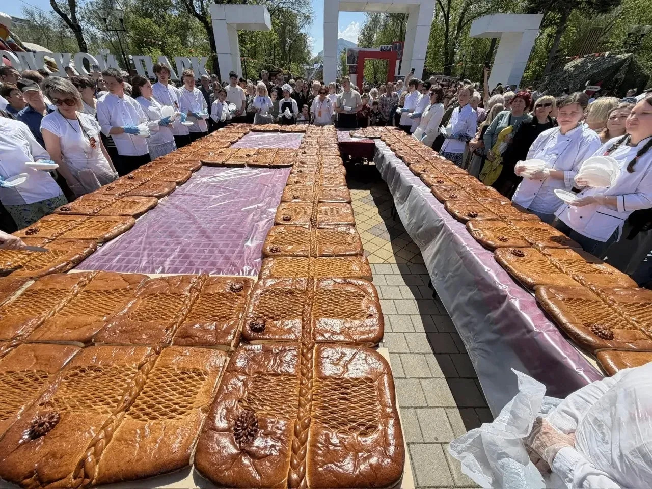 "Пирог Победы" весом 400 кг испекли в Минеральных Водах