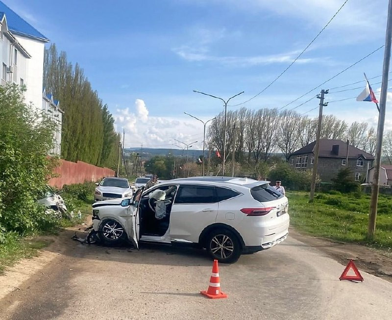 В Предгорном округе троих госпитализировали после аварии иномарки и «ВАЗа»