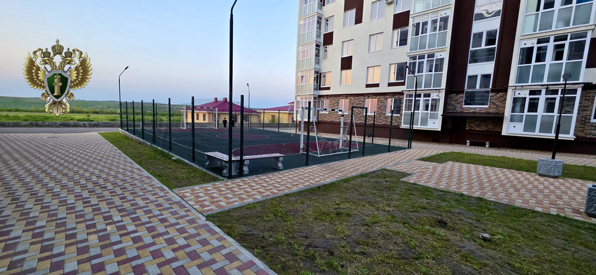 10-летний мальчик пострадал на поломанной детской площадке в Михайловске