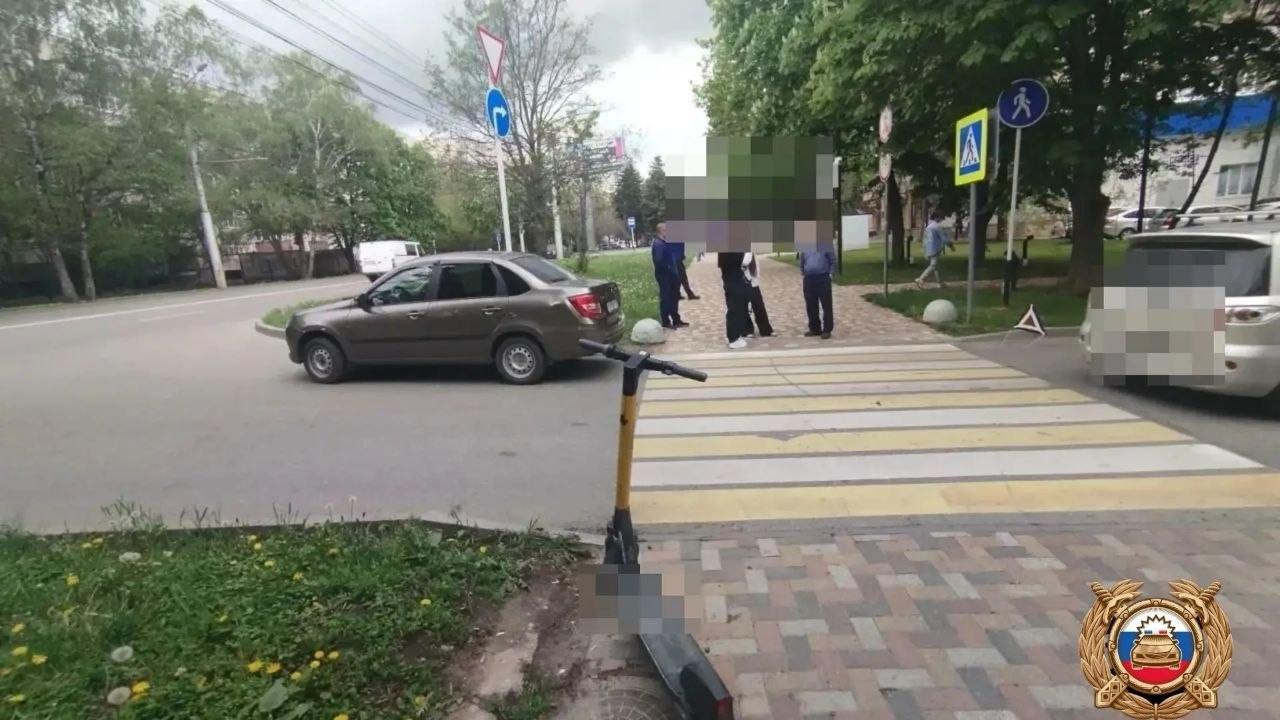 Самокатчица попала под машину в Ставрополе и получила «административку»