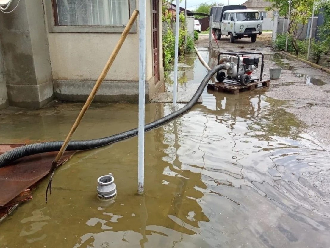 Воду откачивают из домов после сильных дождей на Ставрополье