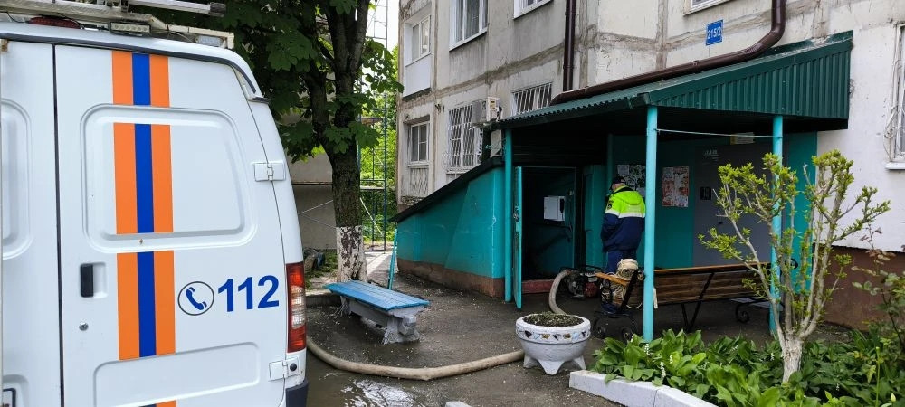 Почти 200 рабочих убирают последствия ночных ливня и ветра в Ставрополе