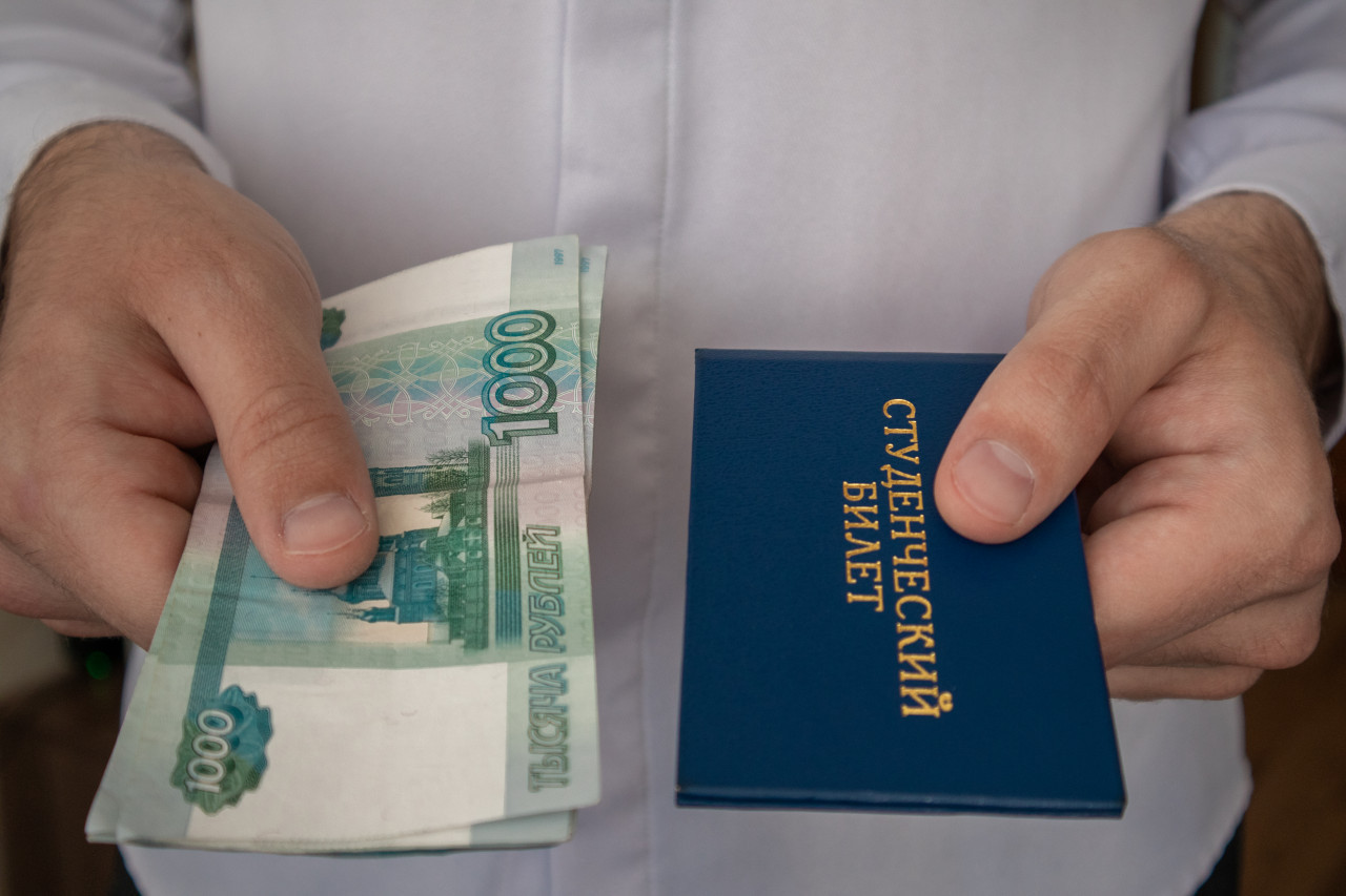 Студентка из Невинномысска заплатила за диплом и получила штраф 200 тысяч рублей