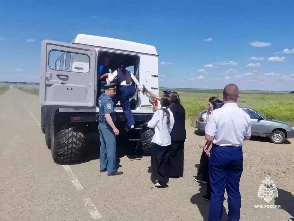 Ставропольских школьников довезли на экзамен на болотоходе Ставропольских школьников довезли на экзамен на болотоходе