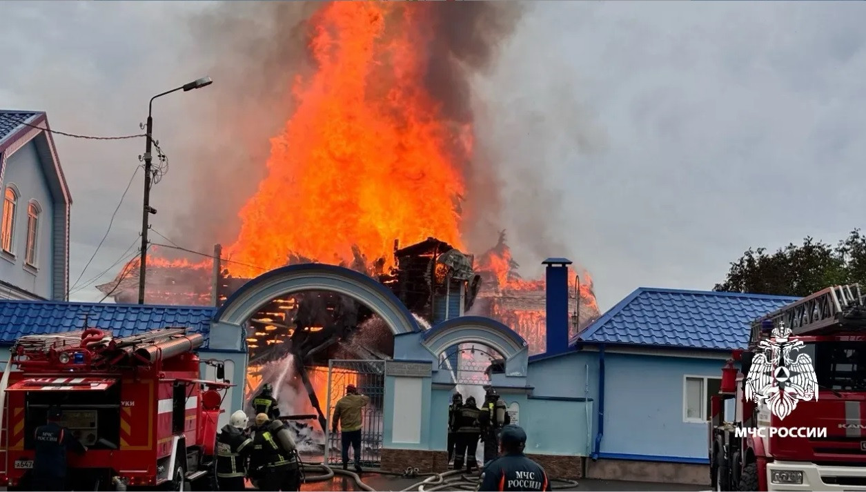 В Ессентуках на площади 300 кв. метров горит Никольский храм