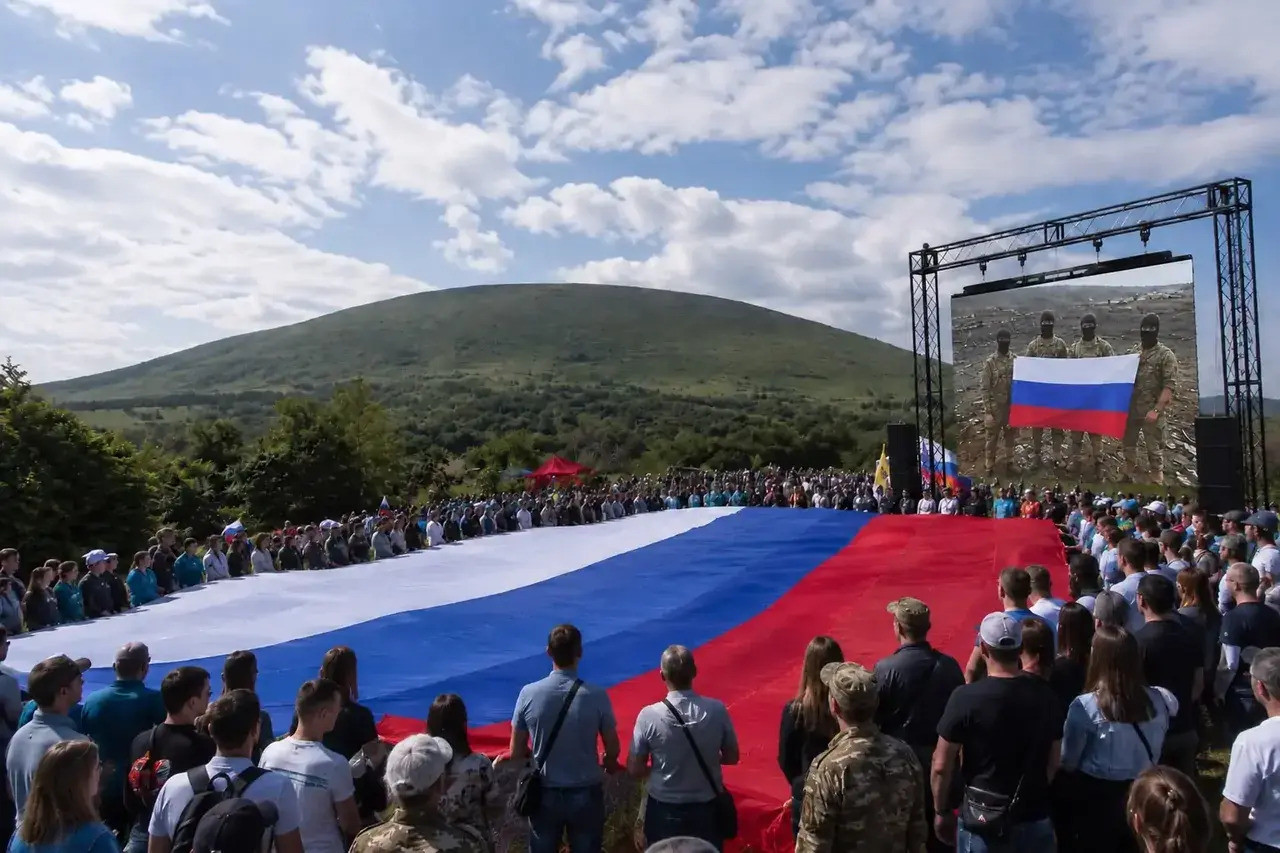 60-метровый флаг России развернули на горе Юца в Предгорье 60-метровый флаг России развернули на горе Юца в Предгорье