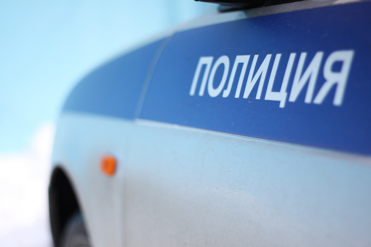 Ремонтник украл вещи из подсобки магазина в Кировском округе
