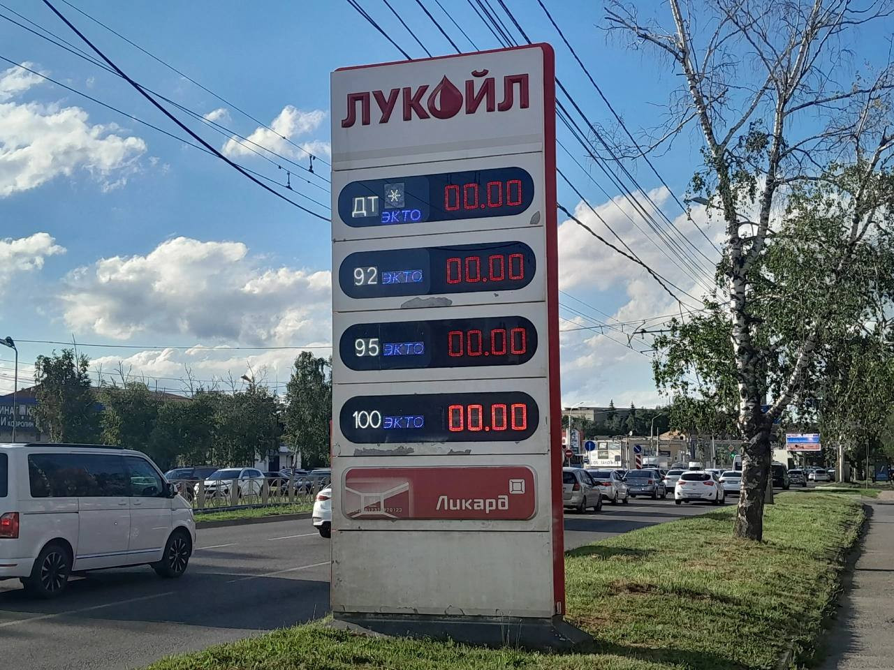 «Как с гречкой»: топливный ажиотаж и очереди на заправках продолжаются третий день на Ставрополье