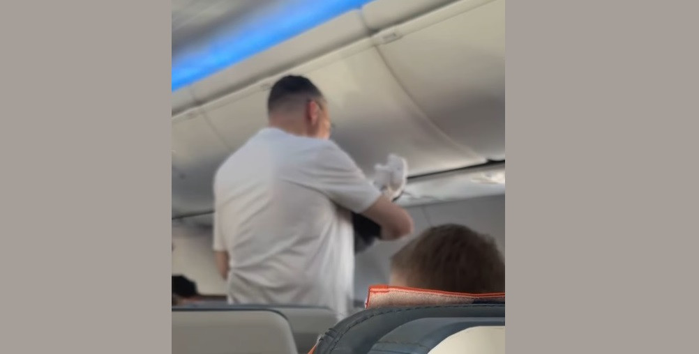 Губернатор Ставрополья успокоил ребенка в самолете